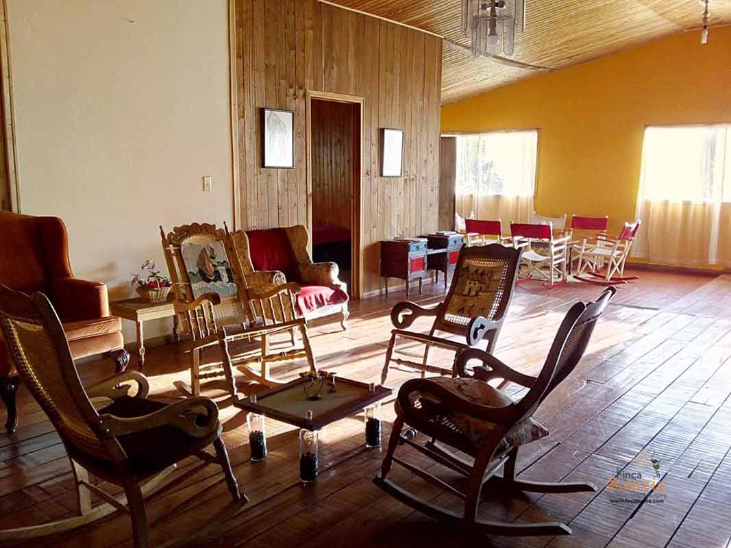 Espacios comunes en la casa de la Finca Suasie B&L.